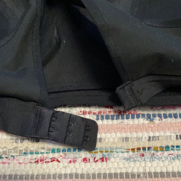 Full coverage supportive VS sport bra - Picture 4 of 4